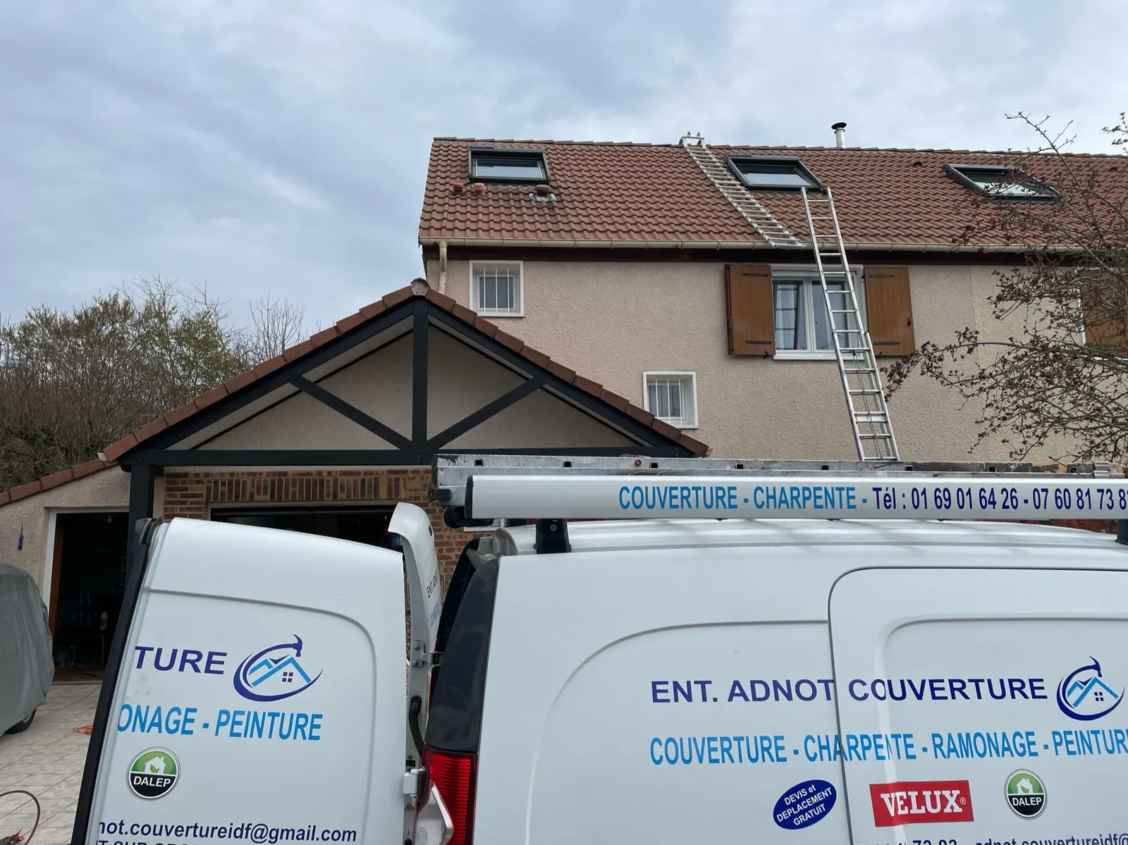Camionnette Adnot Couverture devant une maison des Yvelines