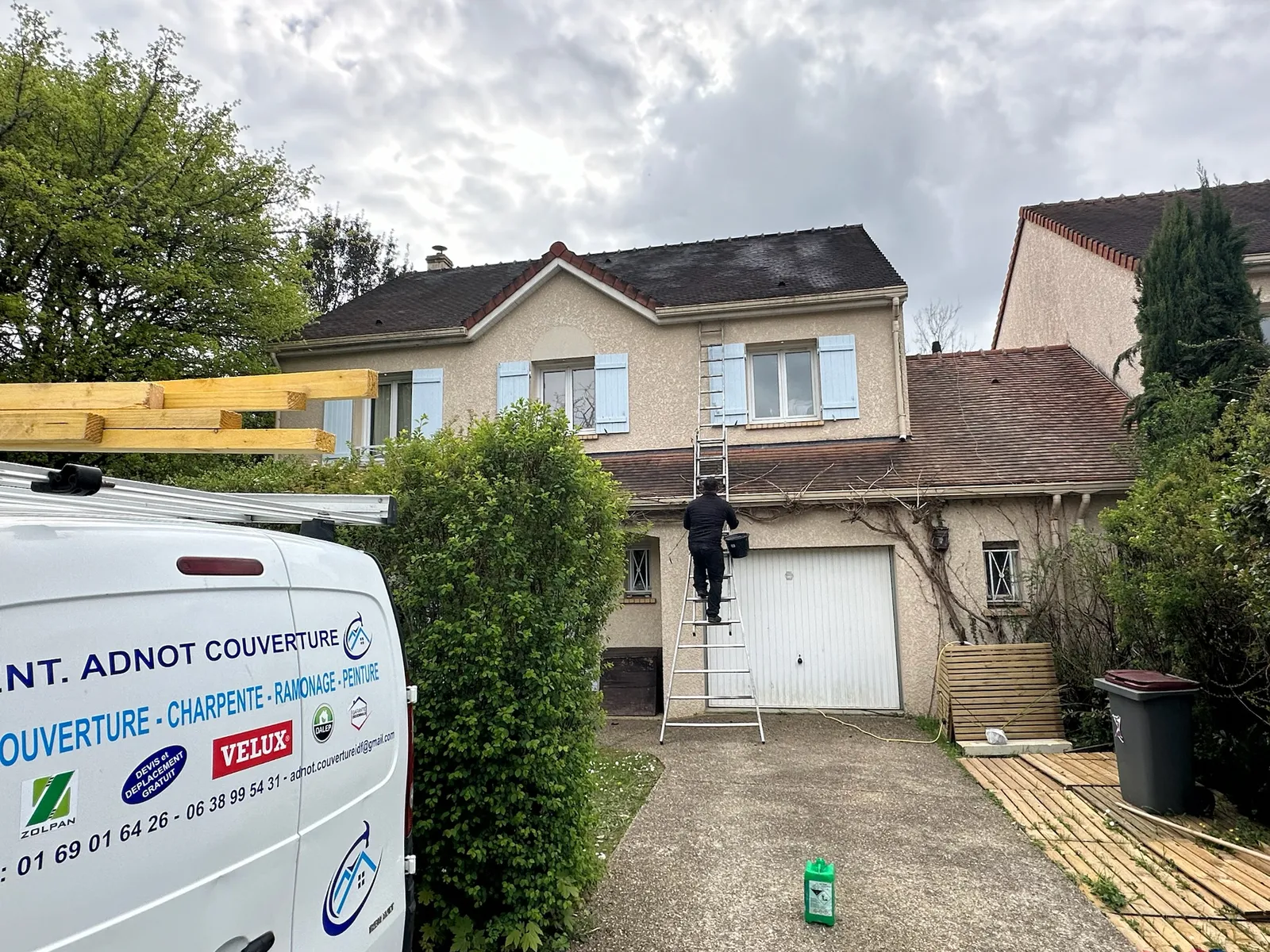 Camionnette Adnot Couverture et échelle dressée sur la toiture d'un pavillon en chantier