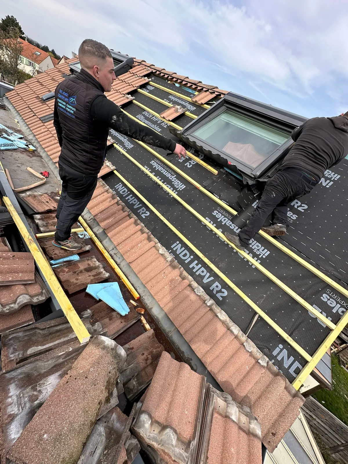 Réfection de toiture en cours par Adnot Couverture dans les Yvelines