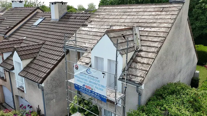 Chantier de toiture vu du ciel près de Magny-les-Hameaux
