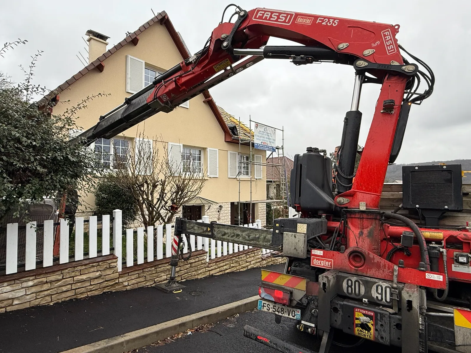 Camion-grue Adnot Couverture sur un chantier dans les Yvelines