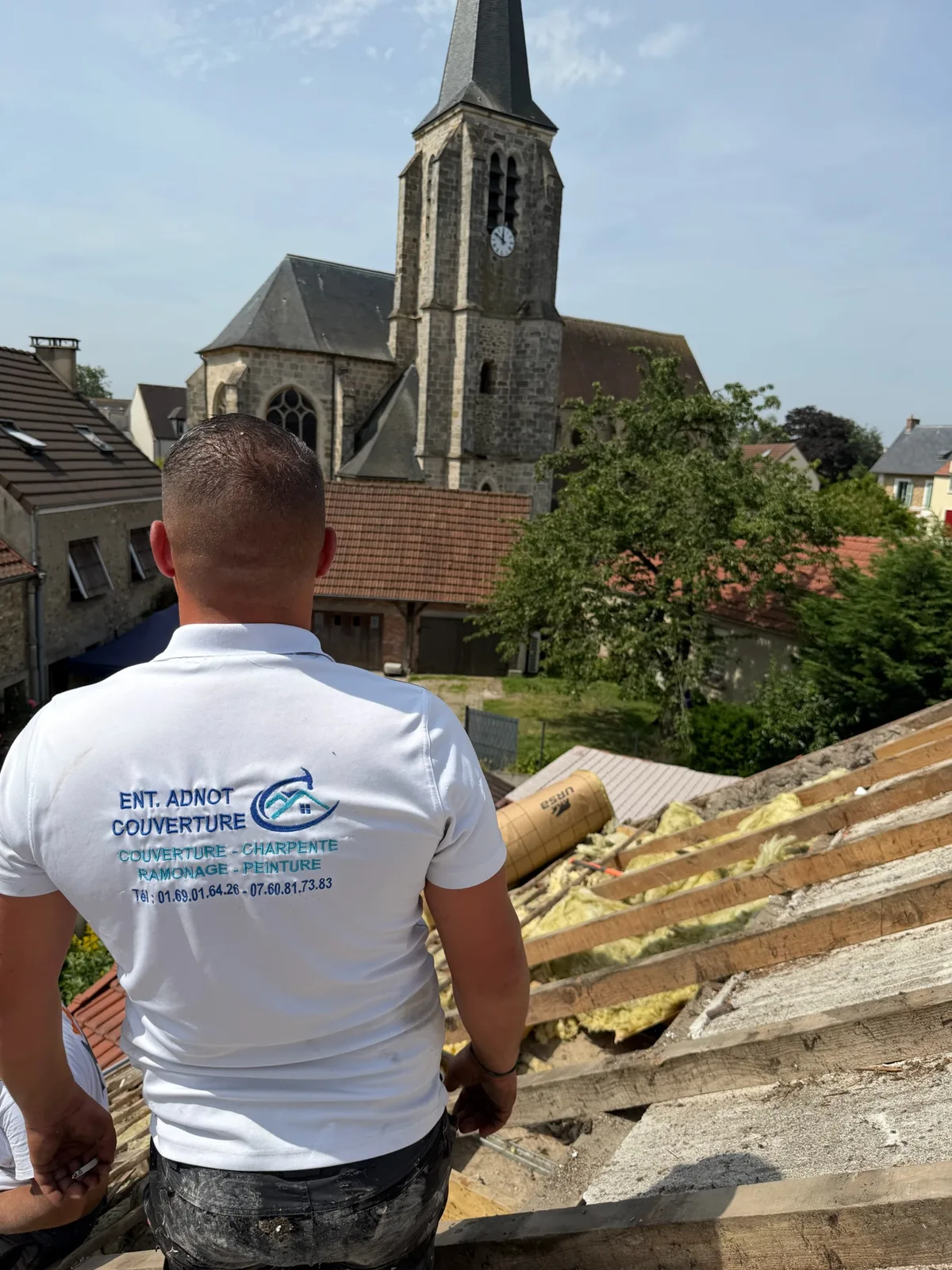 Couvreur Adnot Couverture au travail sur une toiture à Guyancourt