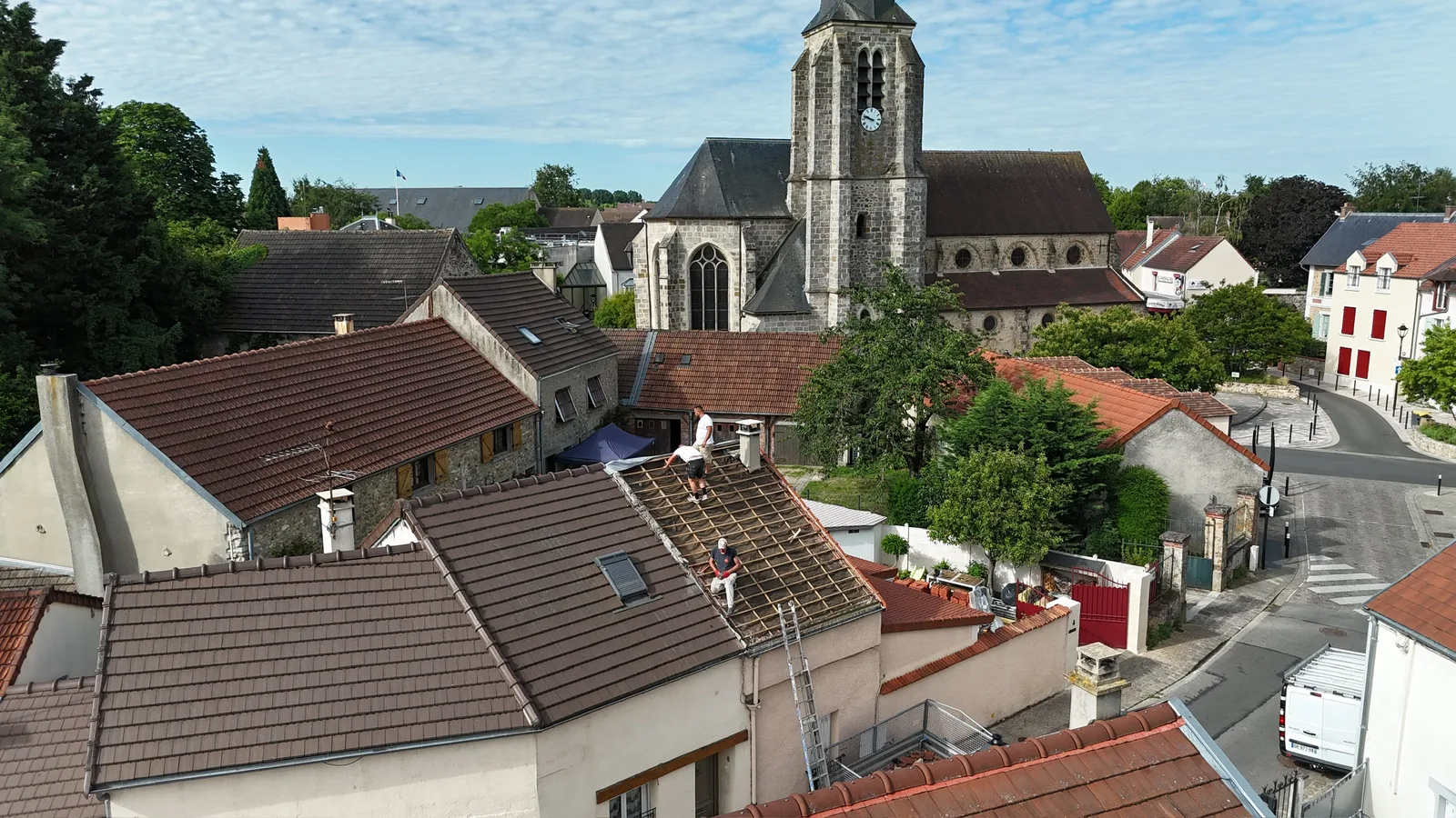 Vue aérienne de la toiture en cours de remplacement à Guyancourt