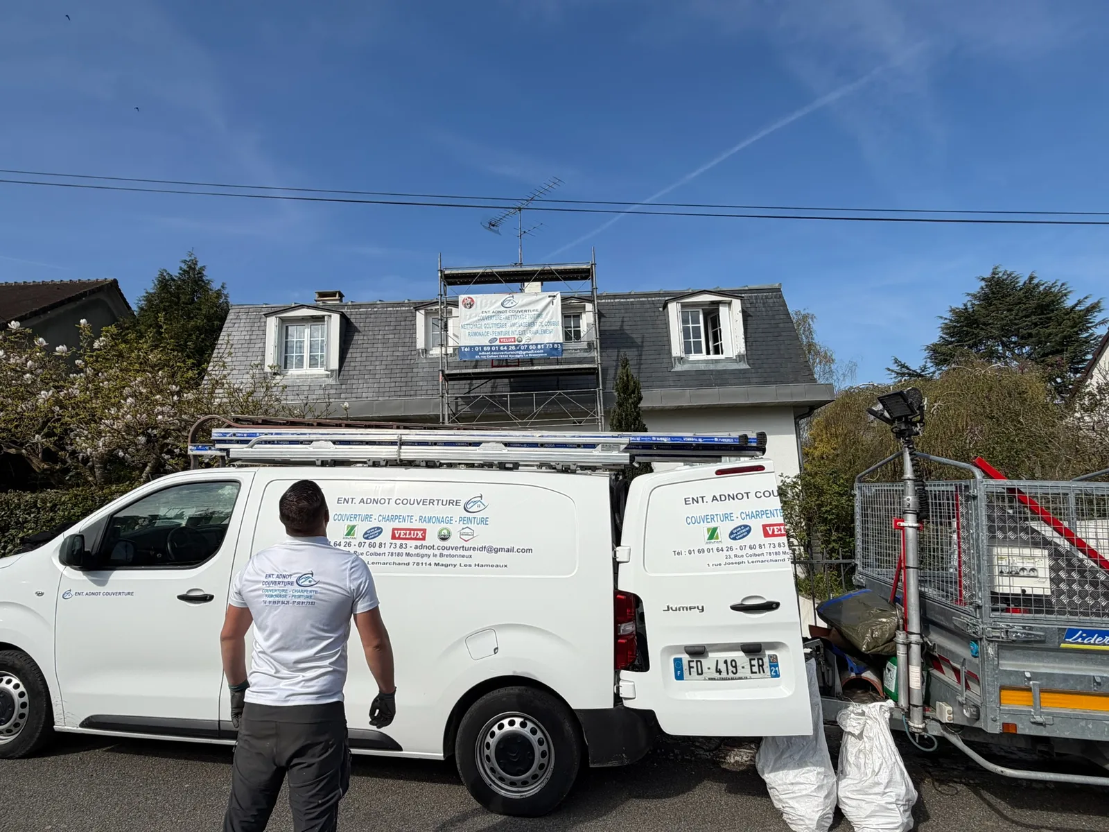 Camionnette et équipe Adnot Couverture devant une toiture en ardoise sous échafaudage à Saint-Rémy-lès-Chevreuse