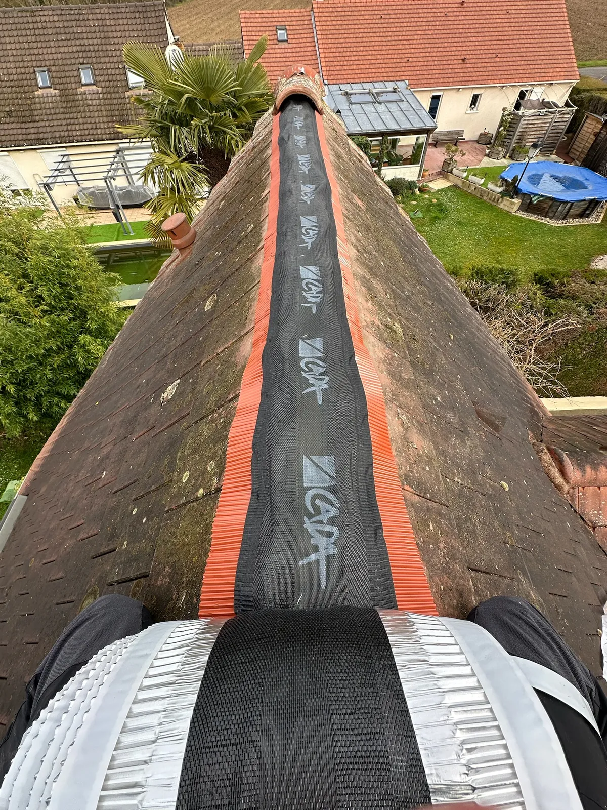 Réfection d'un faîtage par Adnot Couverture dans les Yvelines