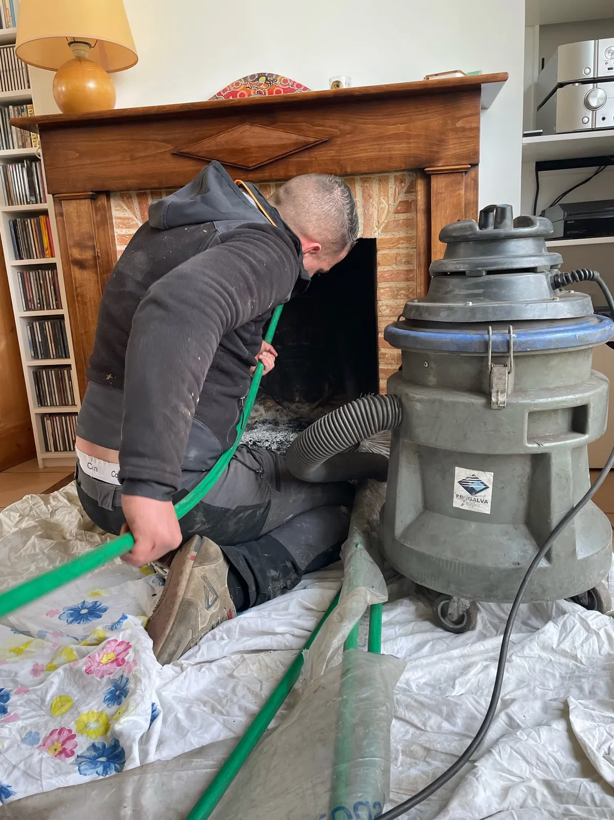 Ramoneur Adnot Couverture au travail devant un foyer ouvert