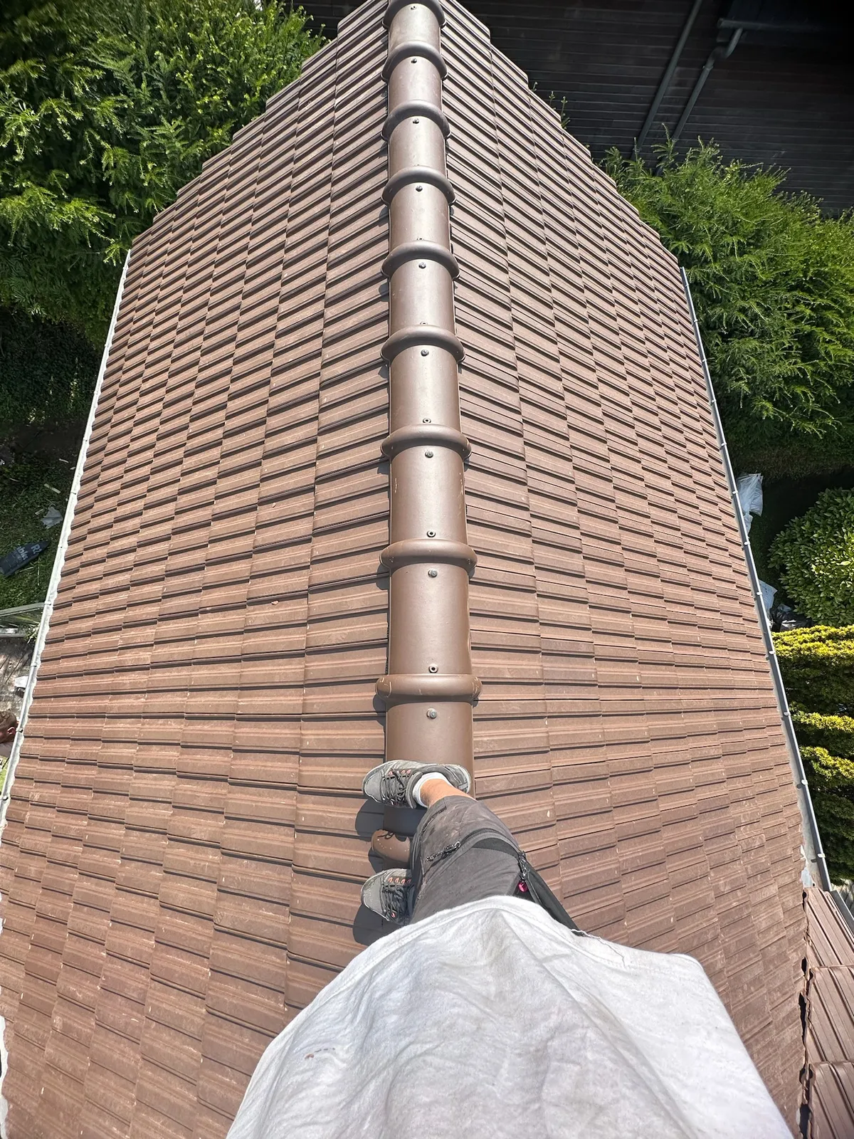Pose de tuiles sur une toiture dans les Yvelines