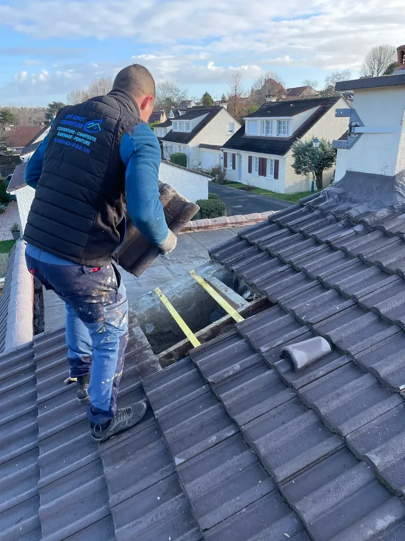 Couvreur en intervention sur une couverture en tuiles