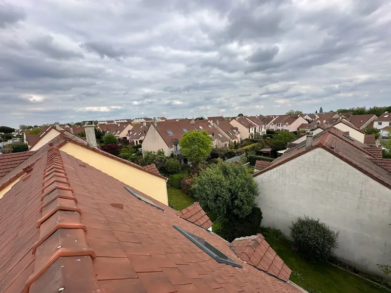 Couvreur Adnot réparant une couverture en tuiles dans les Yvelines