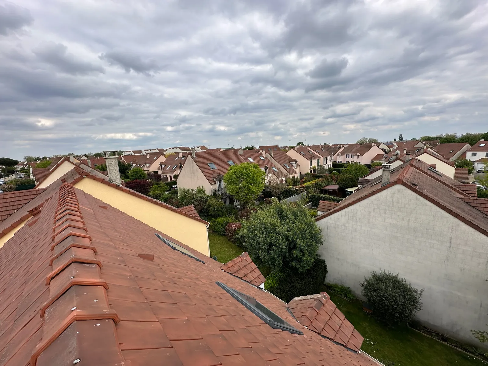 Couvreur Adnot réparant une couverture en tuiles dans les Yvelines