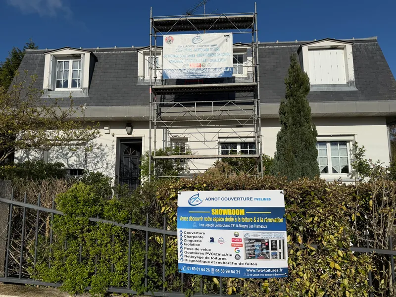 Toiture en ardoise sous échafaudage à Saint-Rémy-lès-Chevreuse