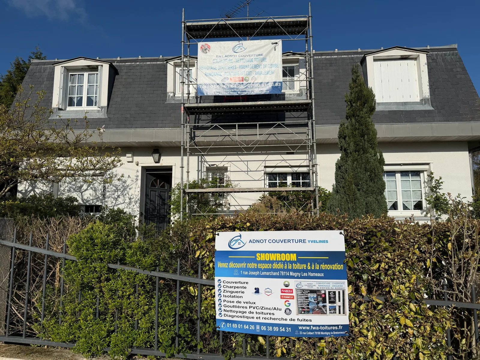 Maison à toiture ardoise sous échafaudage Adnot Couverture à Saint-Rémy-lès-Chevreuse