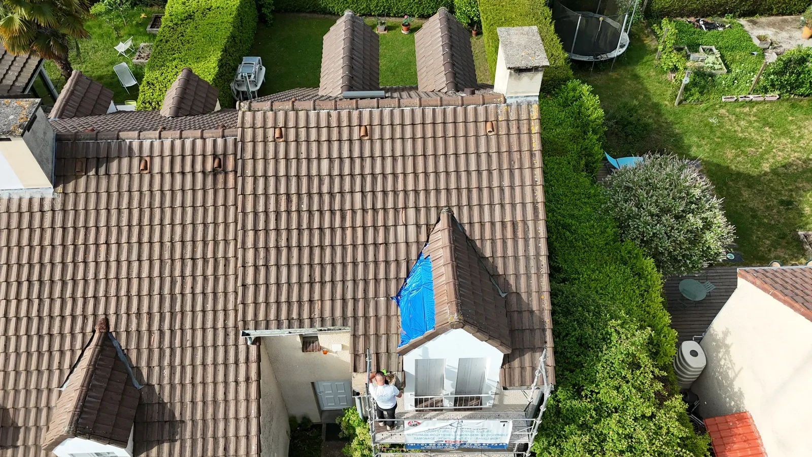 Toiture en tuiles d'un pavillon photographiée au drone