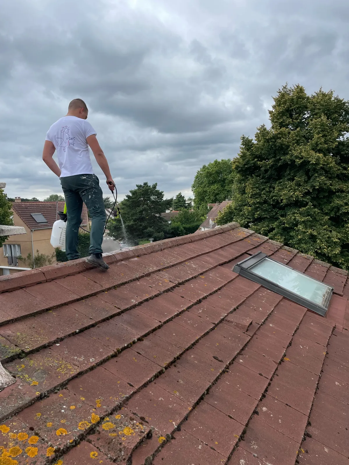 Couvreur zingueur Adnot sur une toiture dans les Yvelines