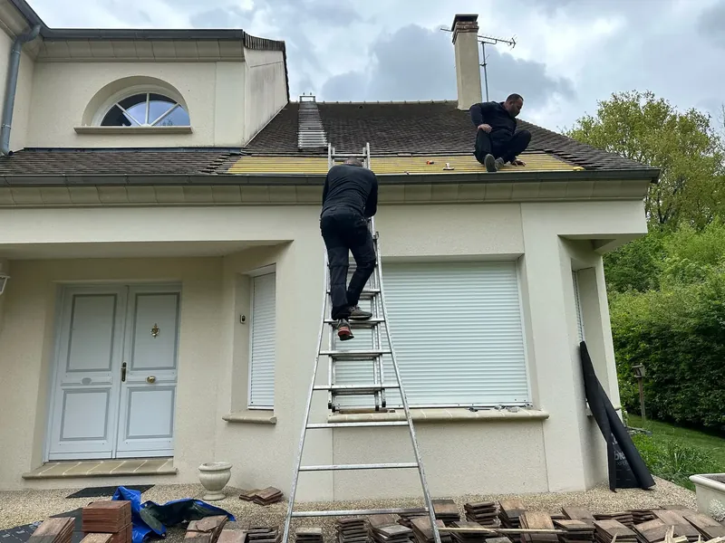 Travaux sur les gouttières d'une grande maison